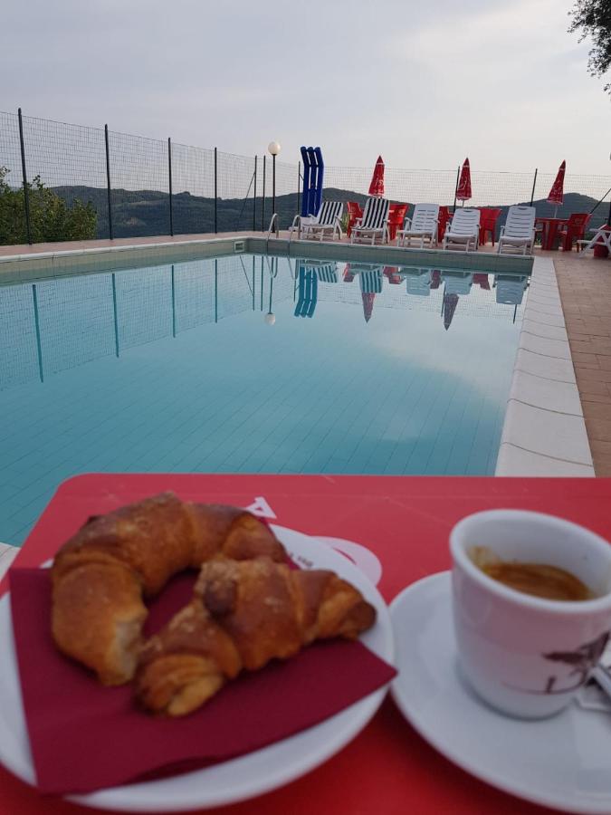 Agriturismo Da Pietro - Colazione con dolci fatti in casa e caffè a bordo piscina a Pomarance