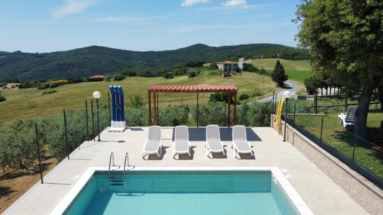 Agriturismo Da Pietro - La piscina con gazebo e lettini solarium a Pomarance